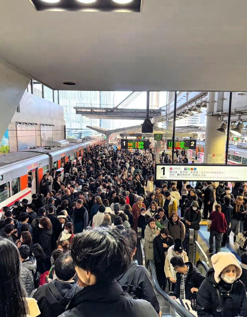 日本掀起“回国热潮”，机场人山人海，排队回国，其拥挤程度堪比春运。

大家回国心