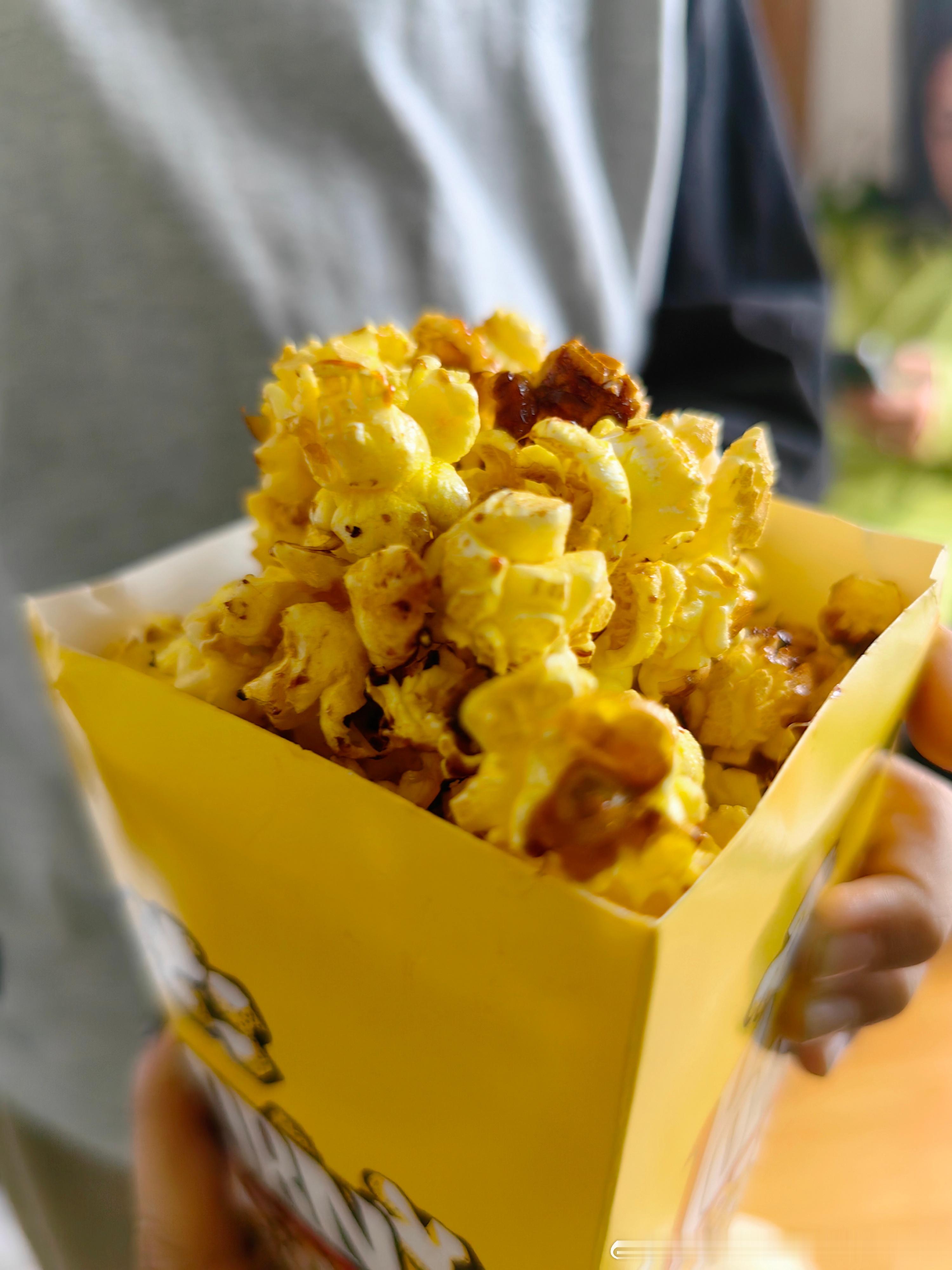 儿子说放寒假要去做卖东西赚钱我问他卖什么 他说要买爆米花转身下楼没五分钟就给我做