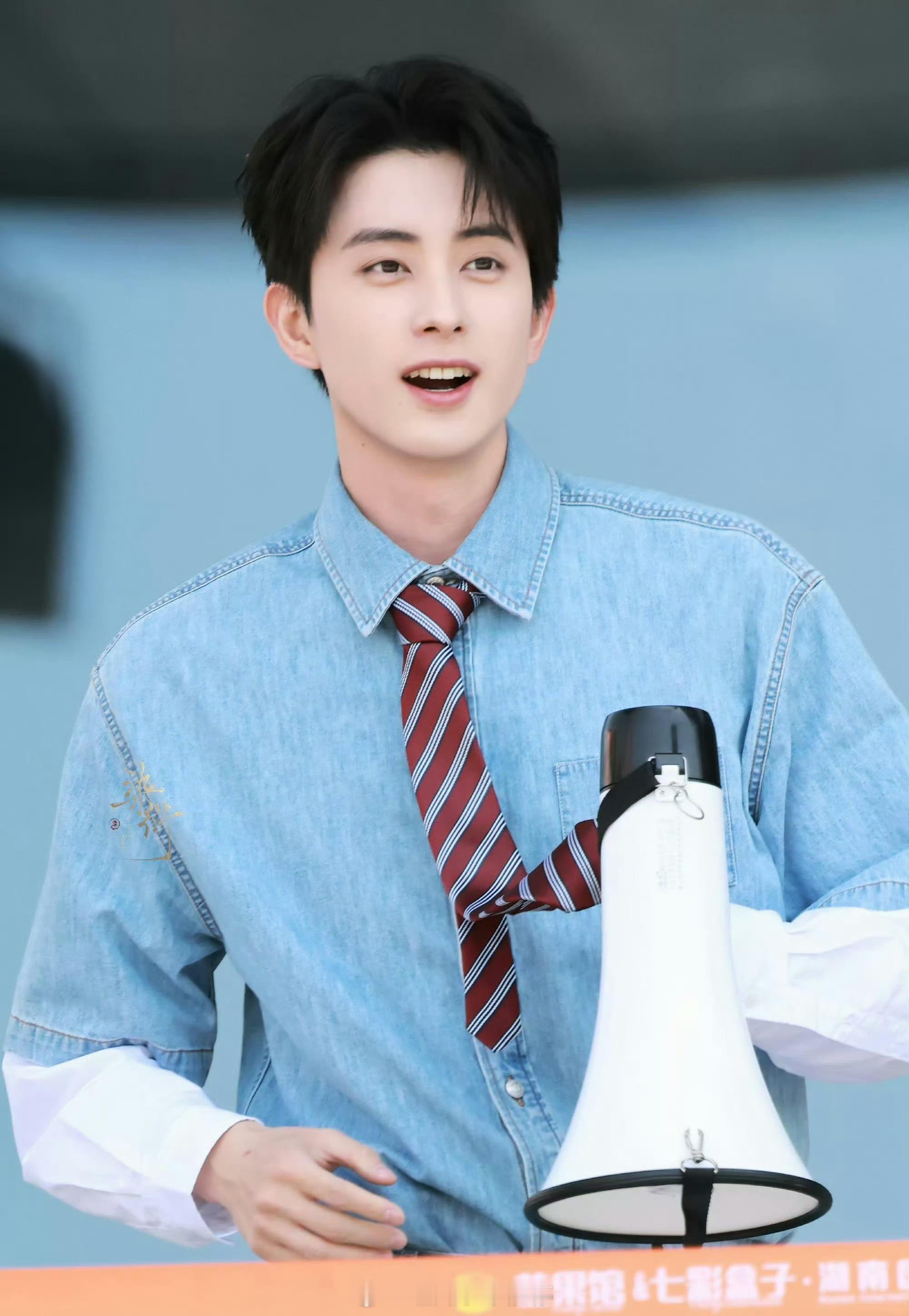 果然帅哥就是穿什么都好看，李昀锐、敖瑞鹏同款牛仔衬衫配红色条纹领导都好帅