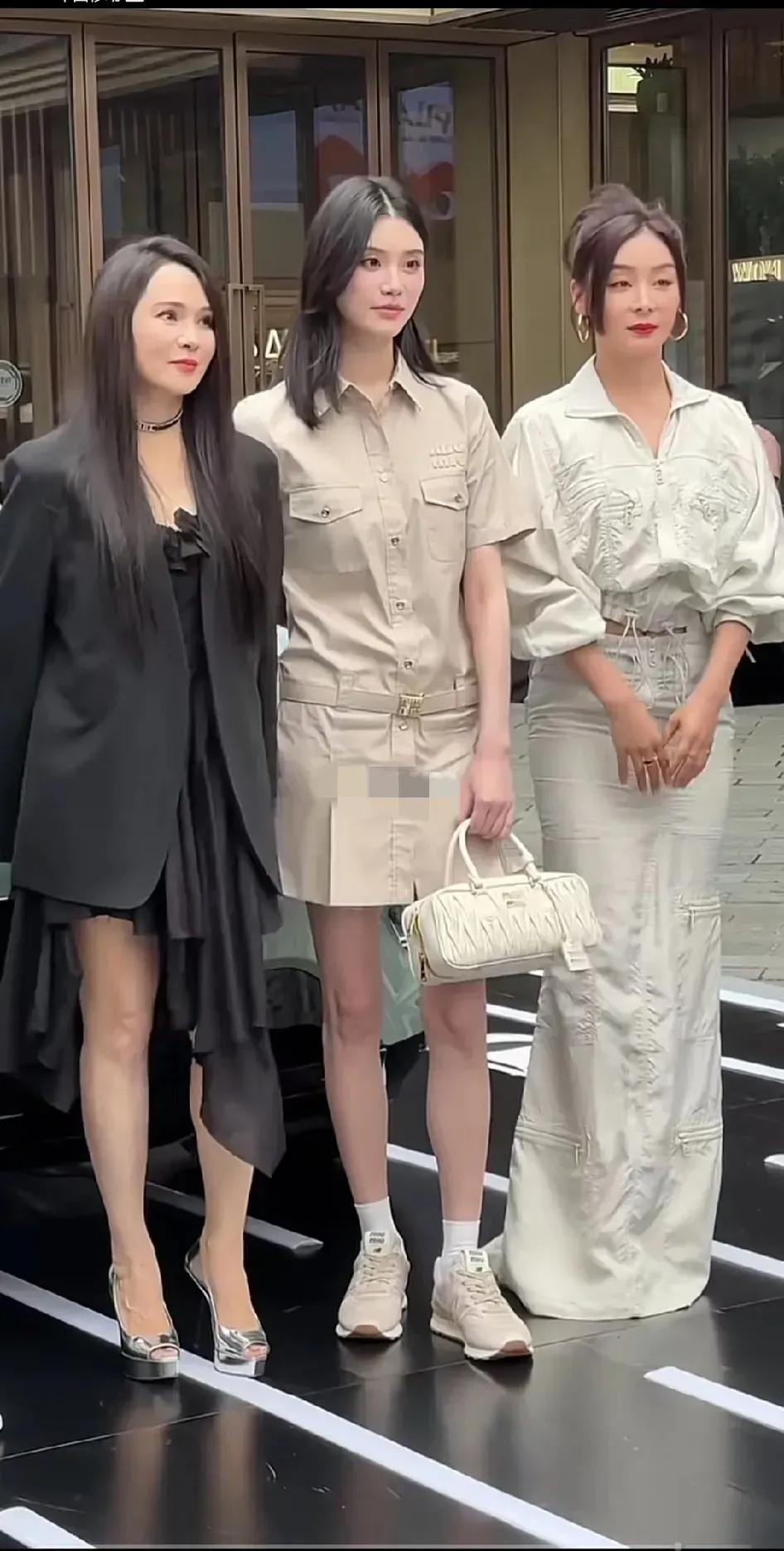 三个女人一台戏
三个女人来比美
伊能静最有气质
奚梦瑶最显年轻
袁姗姗状态最差