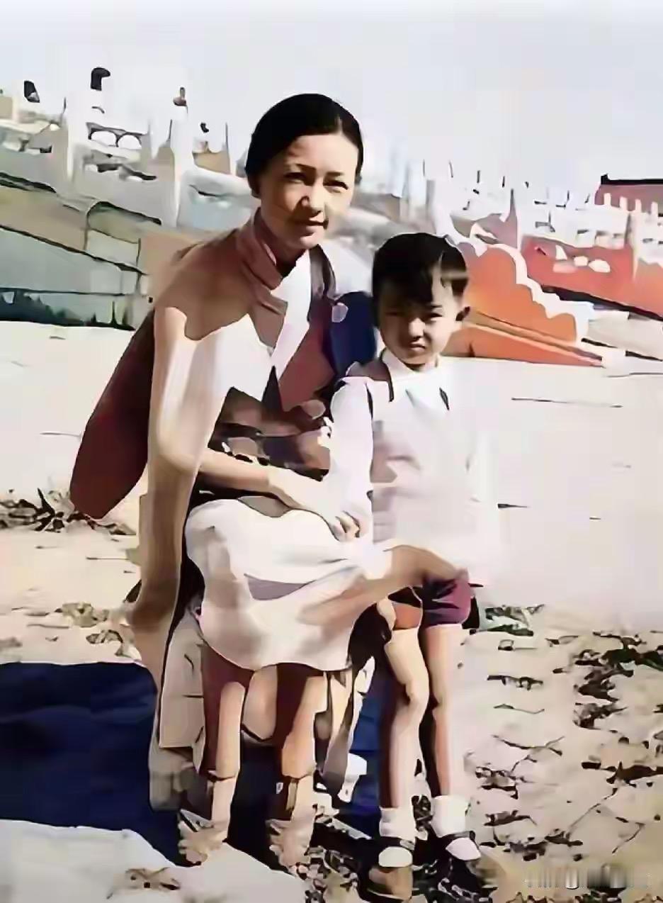 1936年，林微因与4岁儿子梁从诫合影，林微因和梁思诚育有一儿一女。

1932