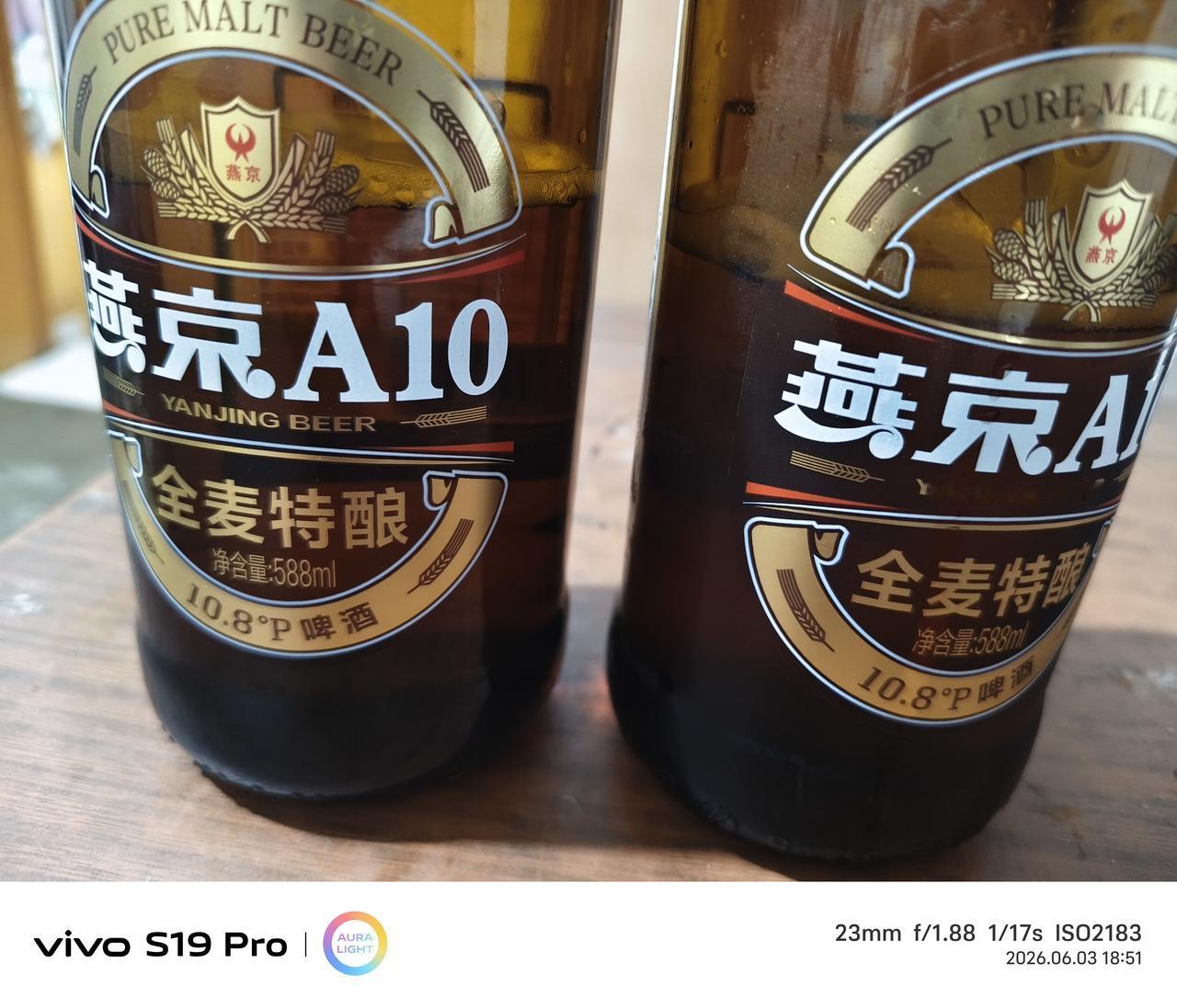 下雨了，雷声滚滚，狂风大作，倾盆大雨伴着冰雹砸的彩钢顶子噼里啪啦……我喜欢下雨，