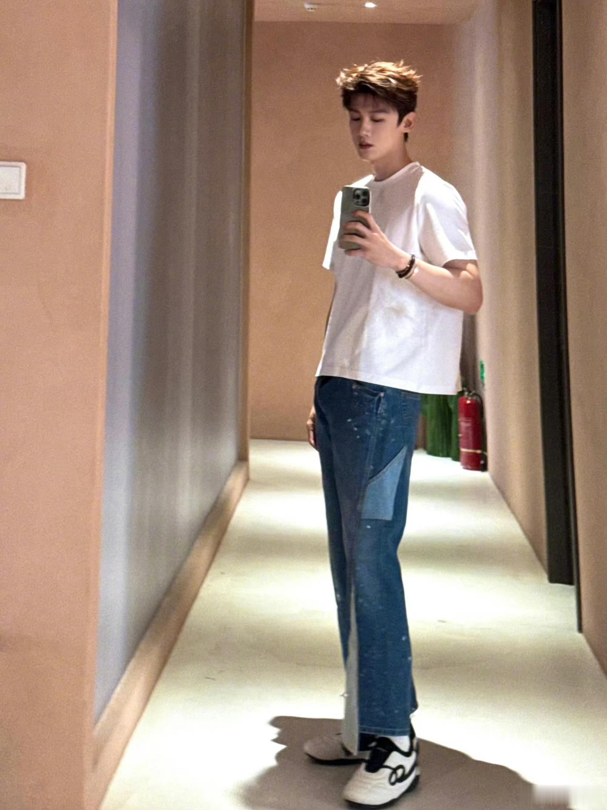 白敬亭   🕊️白敬亭电影特立独行  bjt白敬亭王长海 “对你的爱像循环播放