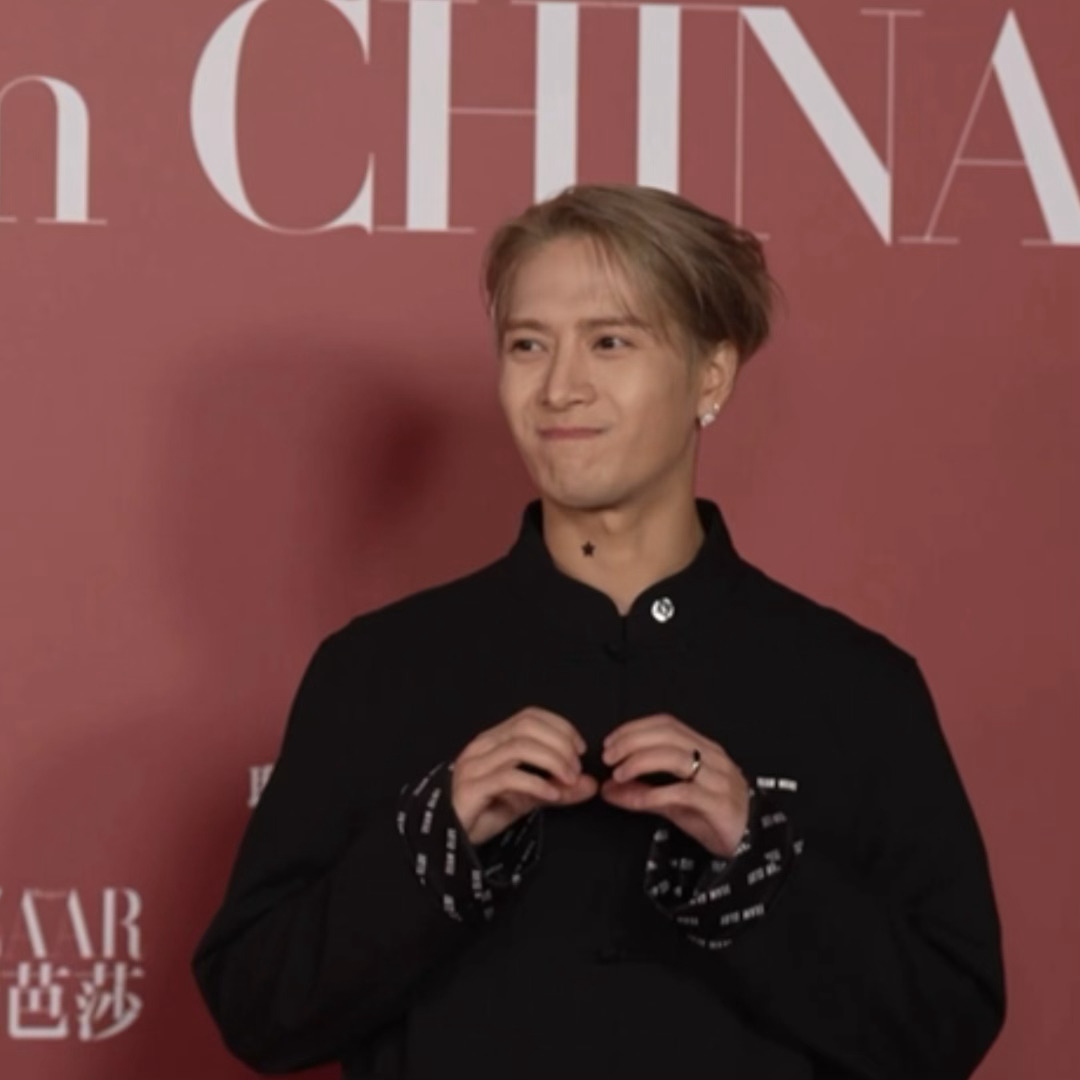 哈哈哈哈哈哈哈哈哈哈哈哈哈哈哈哈哈哈哈王嘉尔好皱皱巴巴的比心！王嘉尔好皱皱巴巴的