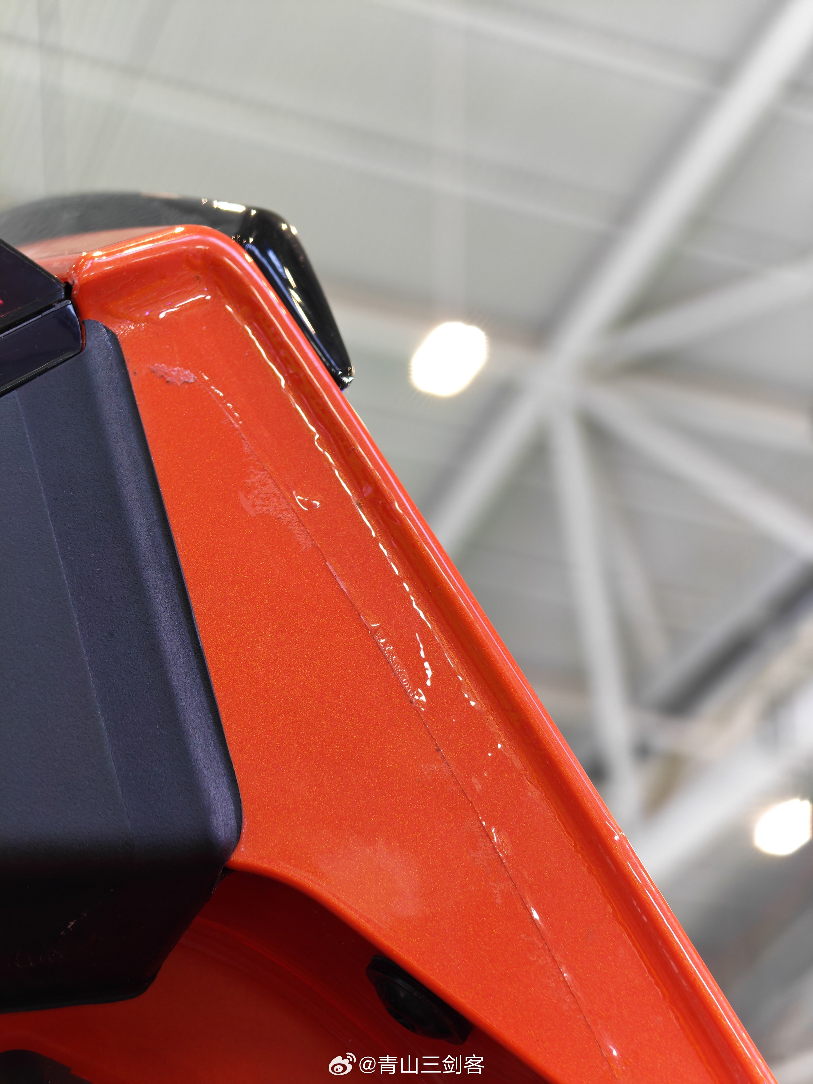 看到一个可厉害的贴膜，直接喷涂上车身不会有手工贴膜拉扯的应力出现，包边做得特别棒