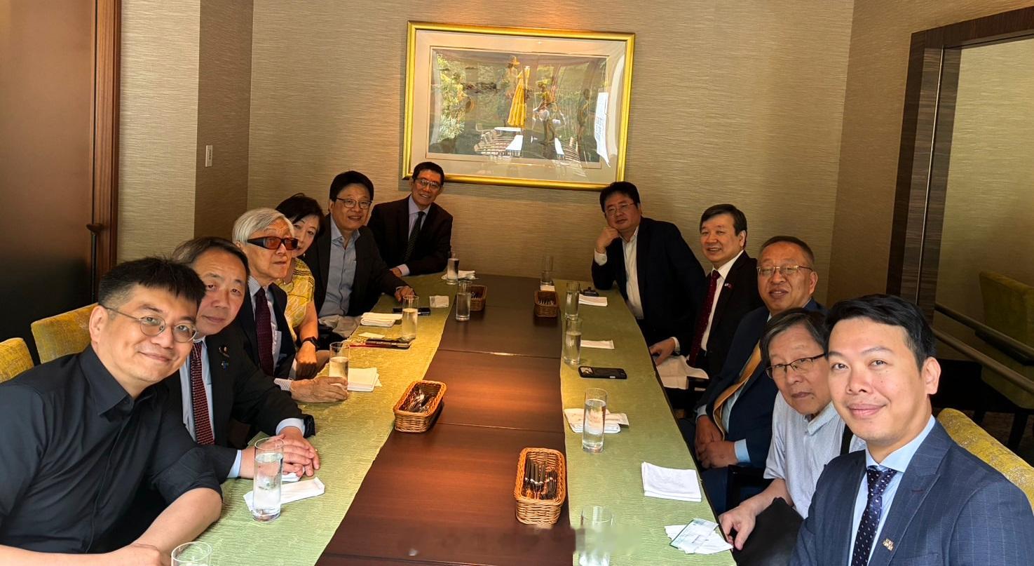 今天中午，东京喜来登酒店汉奸大聚餐。左排依序前二为石平（石平太郎/北埜阳）、杨次