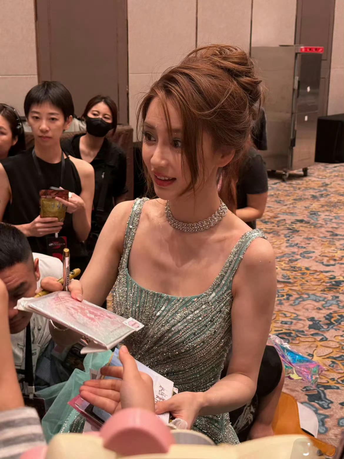 Angelababy带着早期混血感回来了感觉美晕了～  ​​​