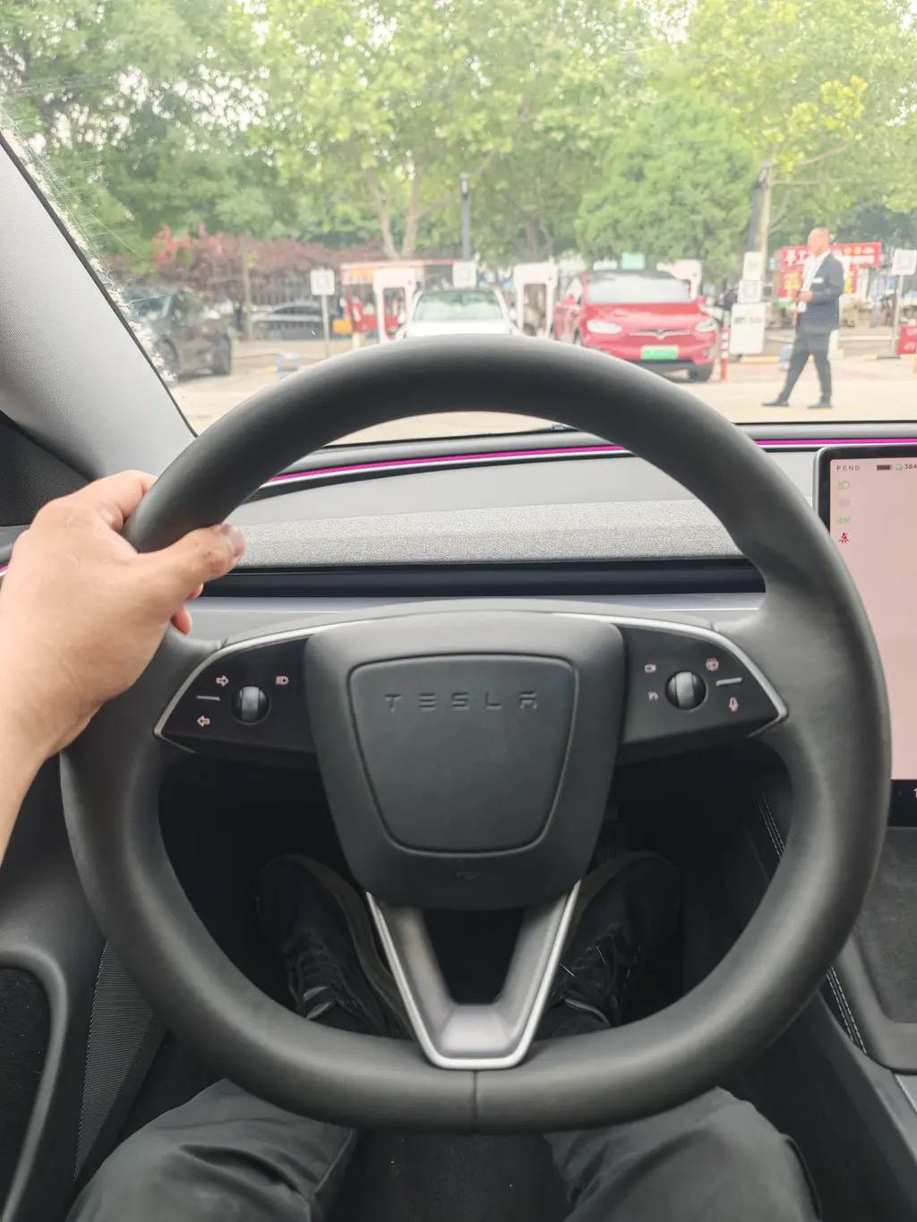 新提Model 3 内饰味大作战！
刚提特斯拉Model 3那会，一开车门，新车