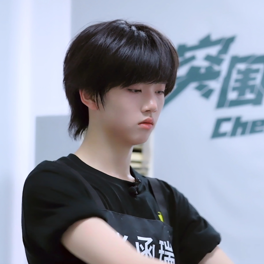 宝宝记得带上小书包 水壶妈妈给你装了水有点重自己要拿好别乱晃等会掉了砸到脚很痛的