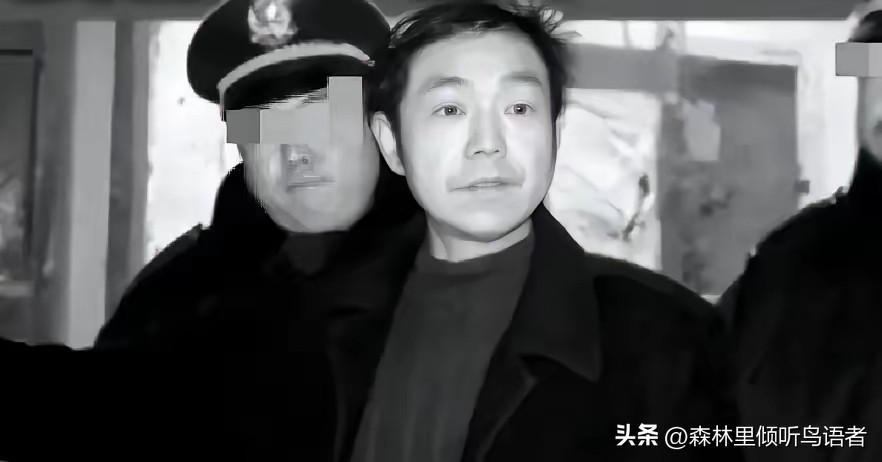 1998年西安深秋的傍晚，一群染发闲散青年蹲守在巷内，无故围堵放学途经的44中高