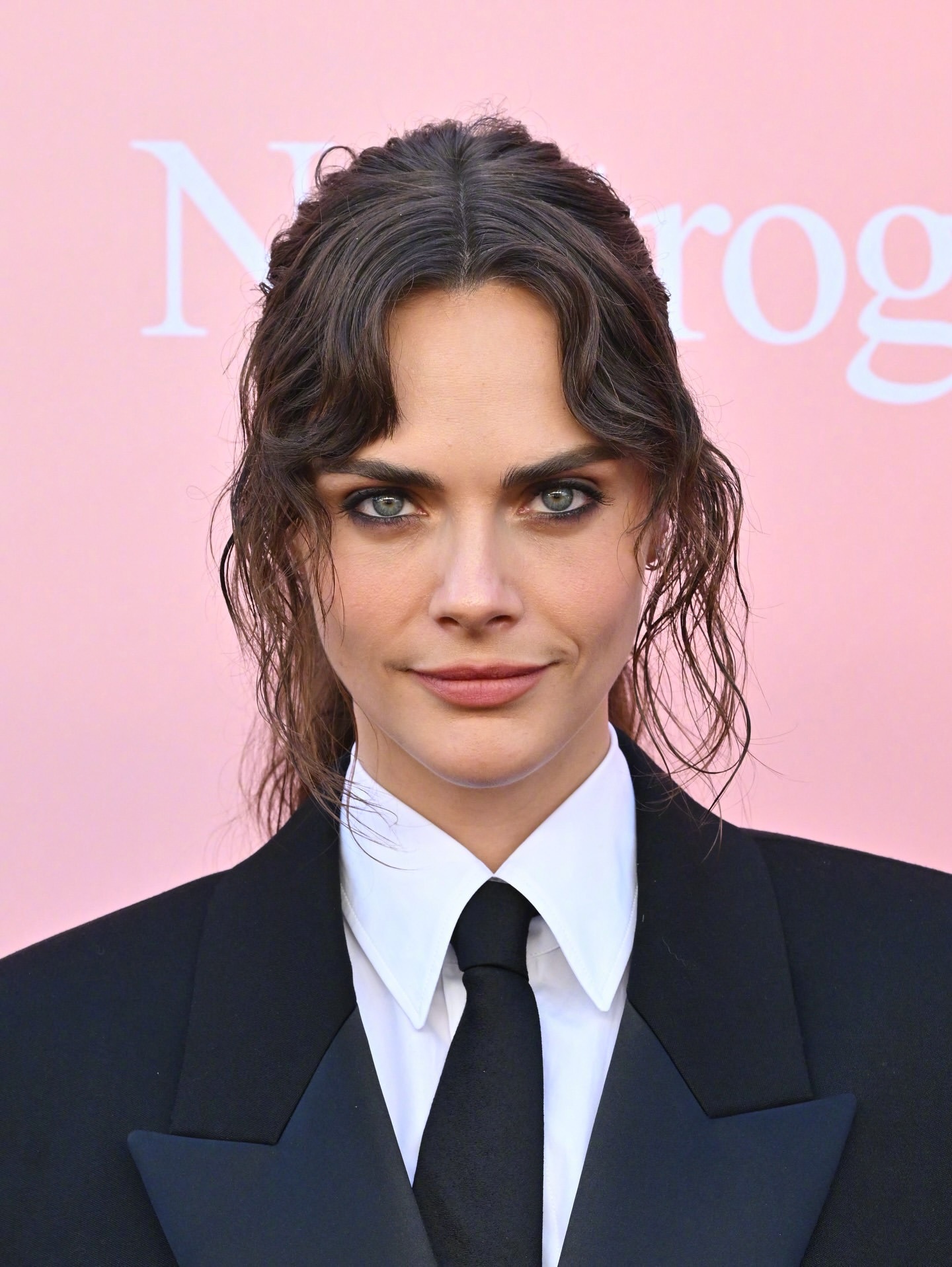 出席 2026 年公告牌女性音乐盛典的卡抽Cara Delevingne，很帅气