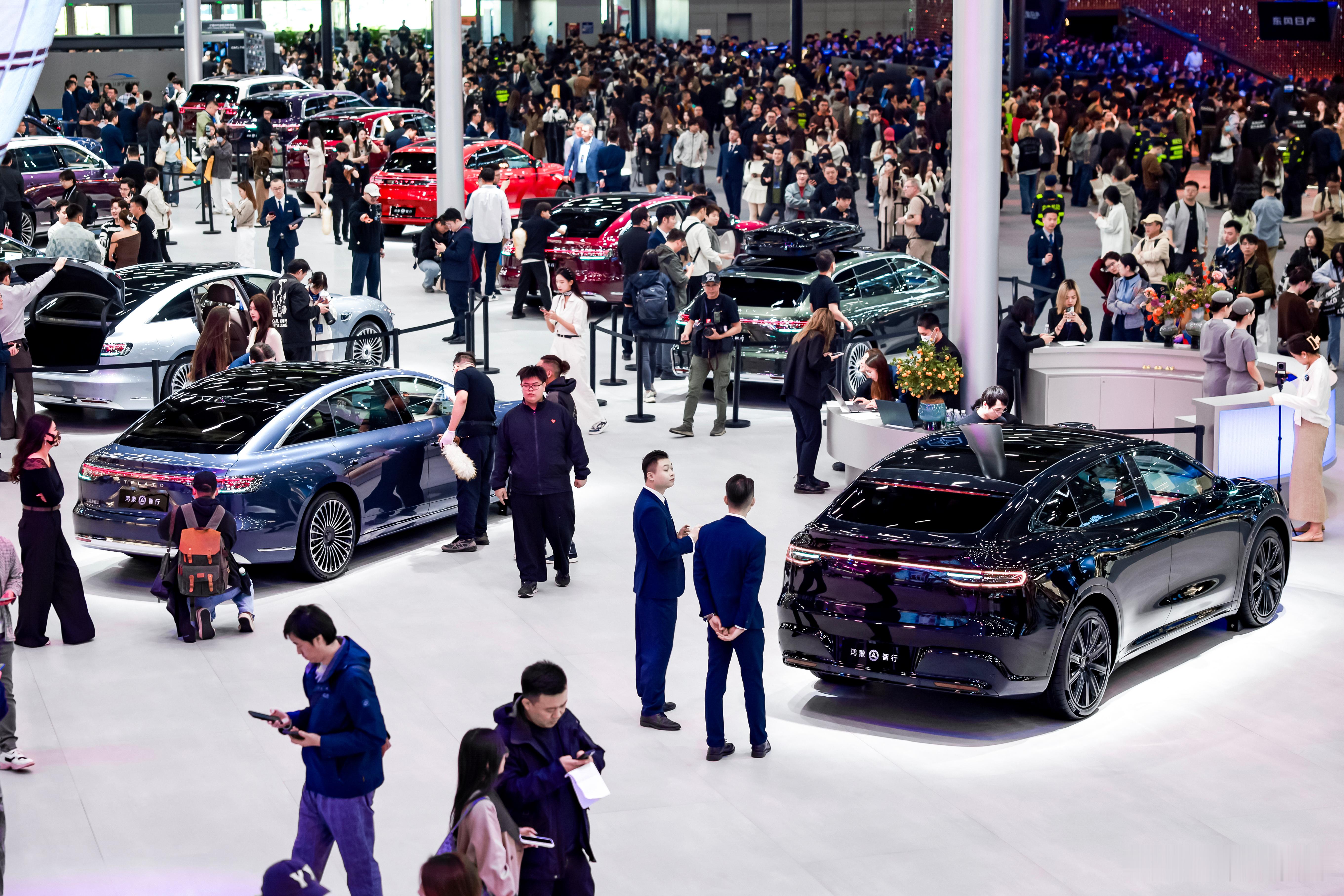 这次车展来了好多外国人，现在真的已经是外国人来看我们的车展的时代了鸿蒙智行亮相广