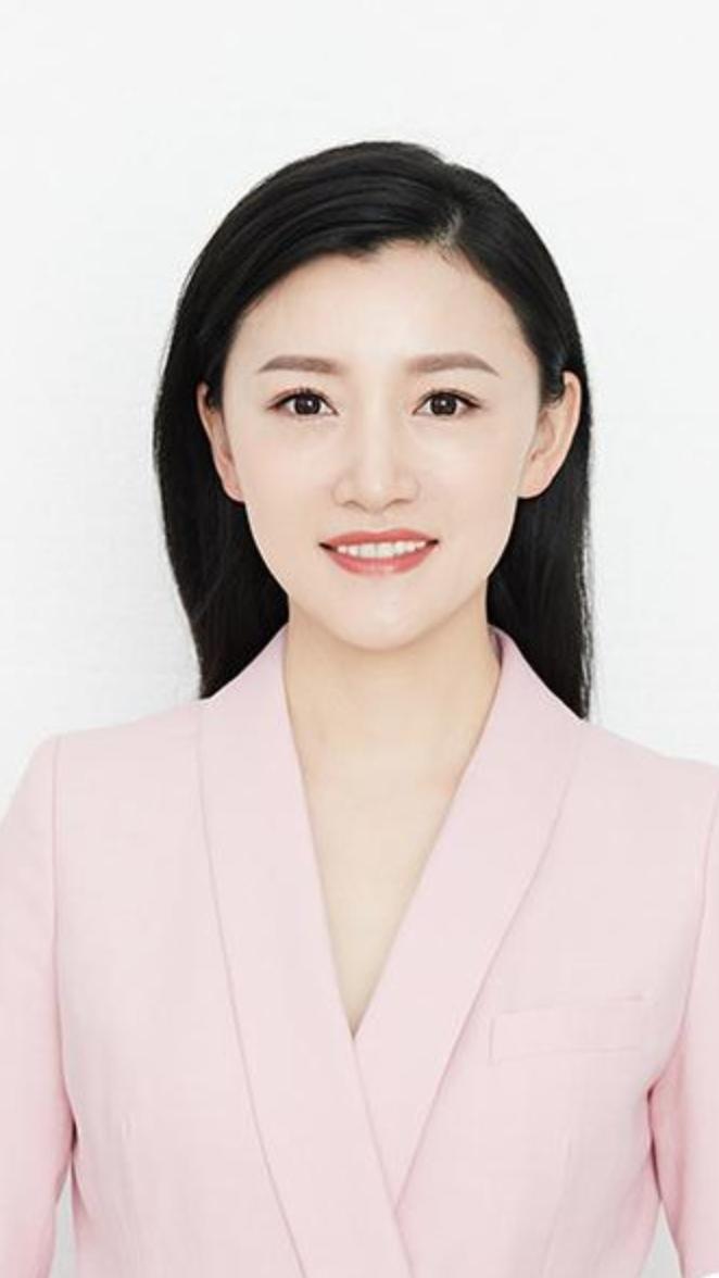 曹煊一，1982年生于吉林吉林市，毕业于吉林大学播音主持专业，总台主持人 。早年