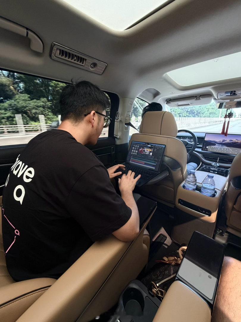 腾势D9太适合移动办公了，我同事剪片一个小时都不晕。  ​​​