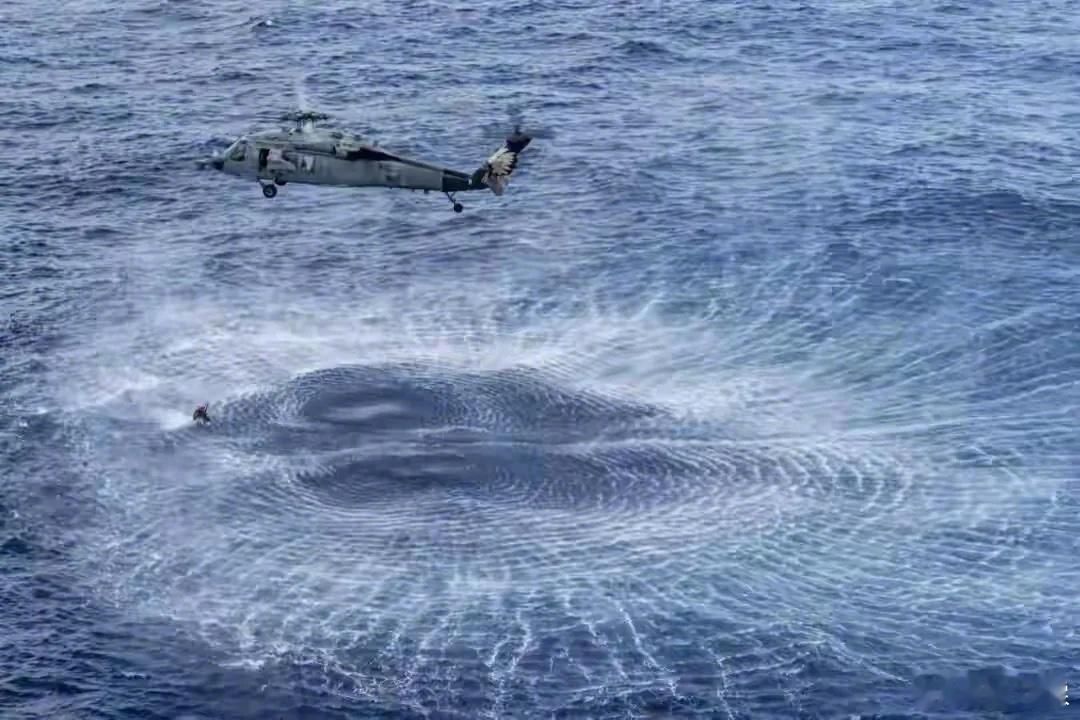 10月26日，“尼米兹”号航母一架MH-60R“海鹰”直升机和一架F/A-18F