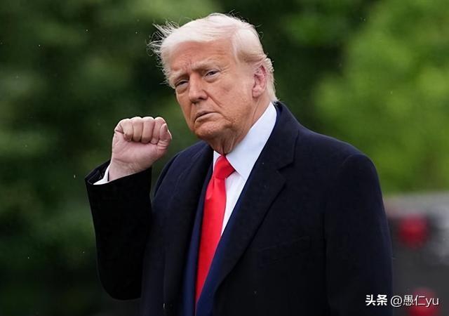 特朗普称，泽连斯基太可耻。10月15日，特朗普在接受采访中痛批泽连斯基，称乌克兰