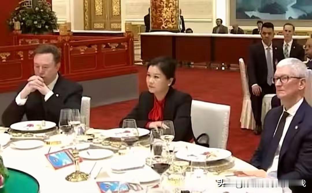 🔥 2026年5月14日，周群飞（蓝思科技创始人）坐马斯克与库克中间C位照刷屏