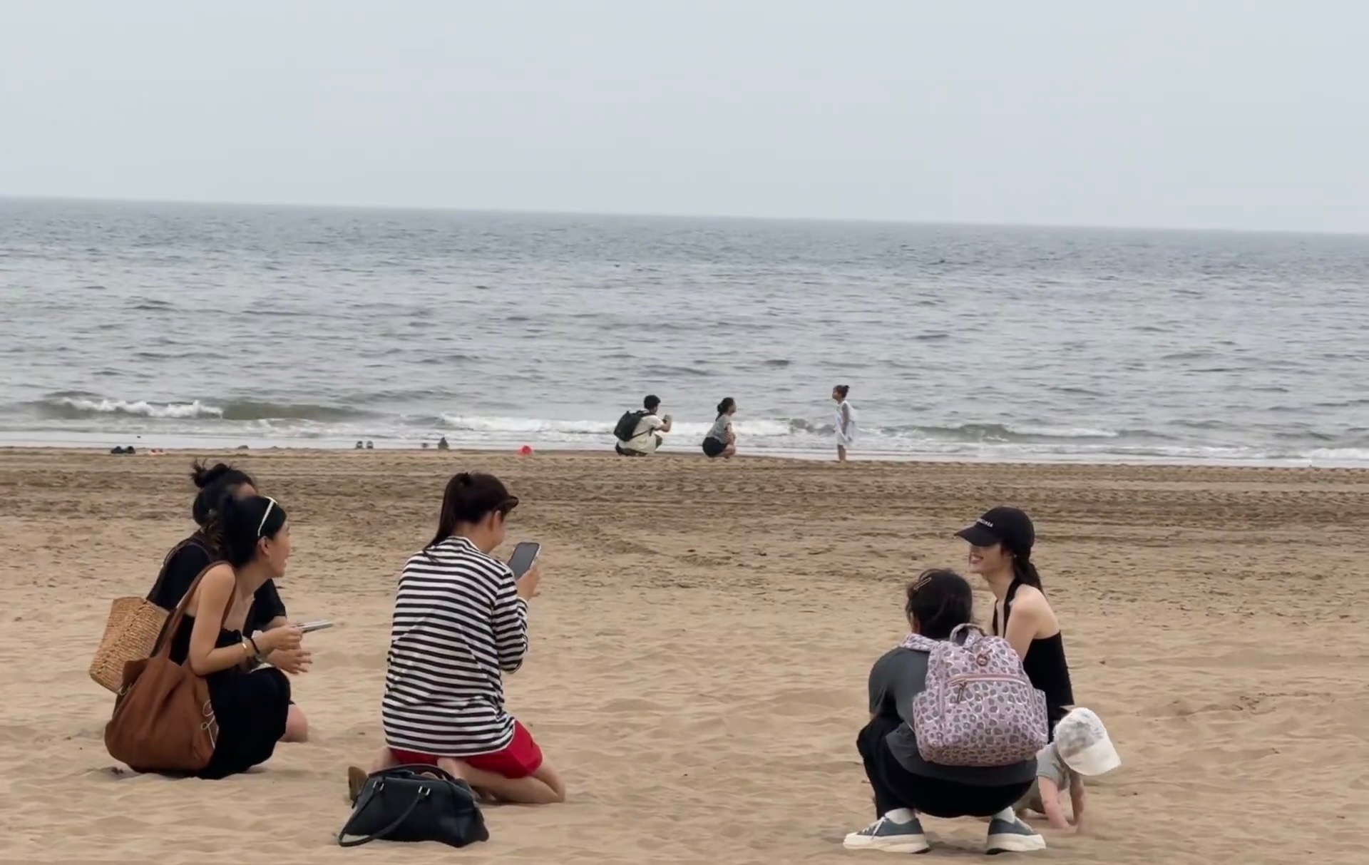 网友阿那亚海滩偶遇何穗母子