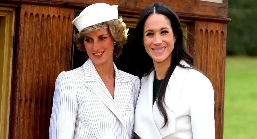 梅根对戴妃的“致敬”，咋越来越像复刻了？

从双排扣大衣到珍珠项链，连拿包的角度