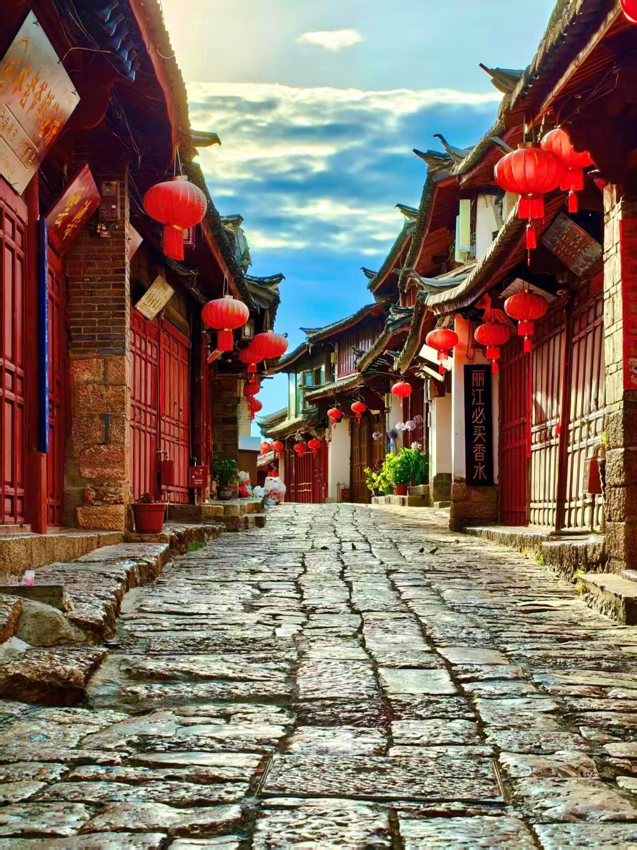  谁懂没订到宝藏酒店的意难平！丽江这家直面雪山的酒店太绝，房间即观景台，日照金山