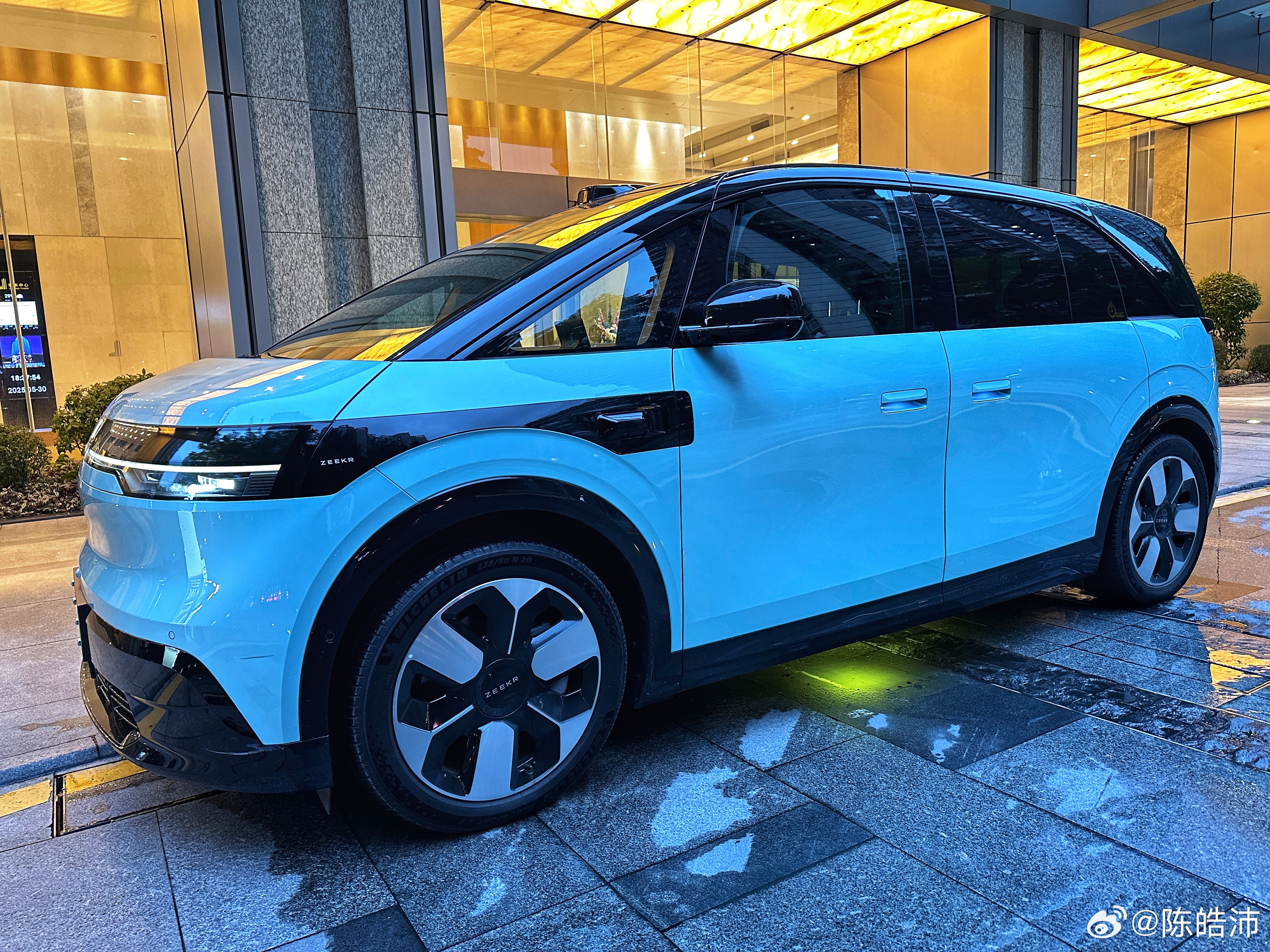 很多人说不明白为什么极氪要造出MIX这样一台车，其实这本来是他们给WAYMO造的