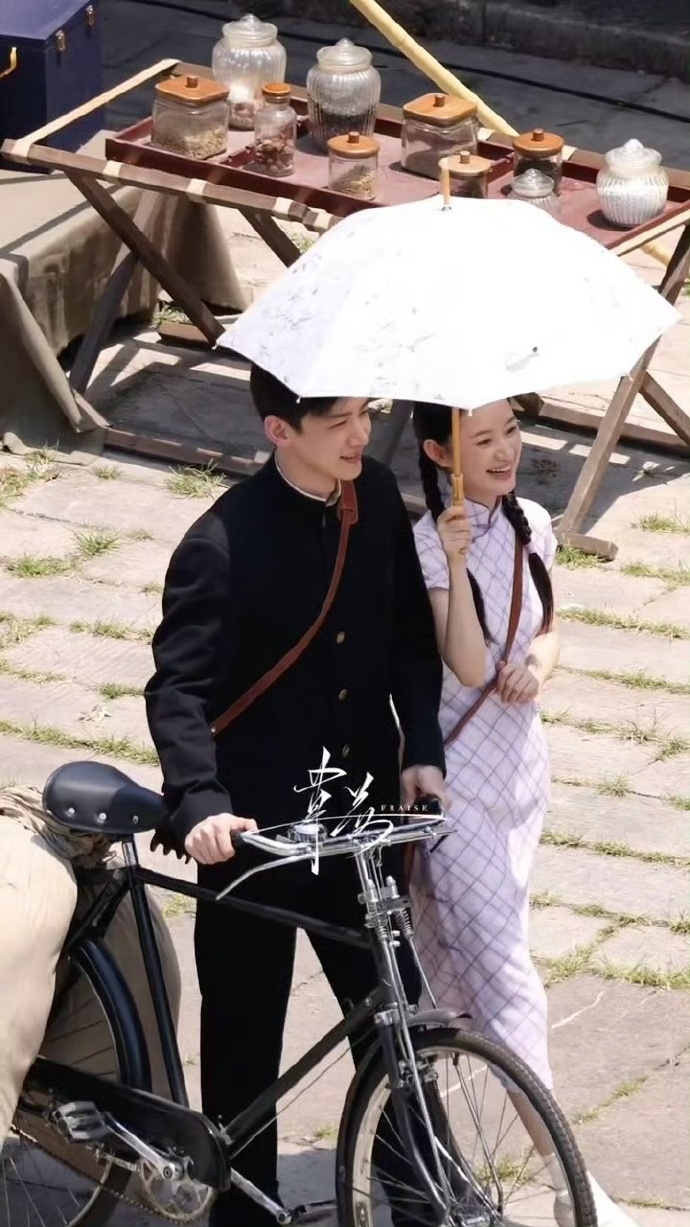 白敬亭郭晓婷老式民国CP白敬亭郭晓婷战争和人自行车路透黑衫少年推着单车相伴身旁，
