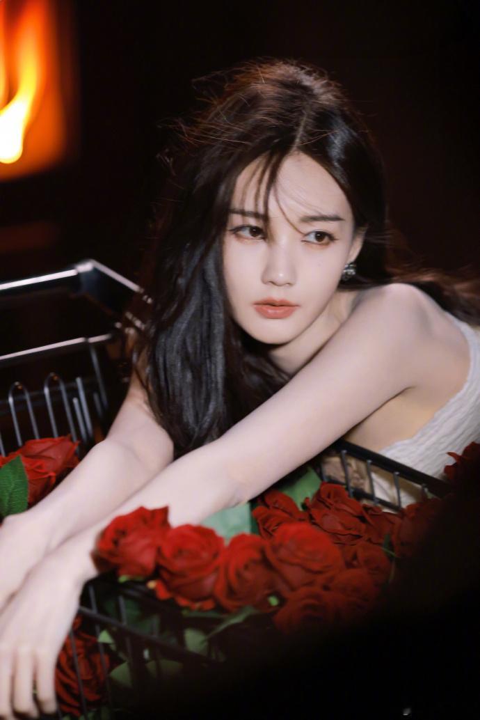 #李一桐流泪了#李一桐流泪了，泪水顺着她的脸颊滑落，像是无声的呐喊。这一刻，她的