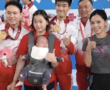 抱娃领奖，全红婵怕是全中国，乃至全世界绝无仅有，最松弛的运动员了吧！

全红婵十
