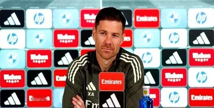 皇马更衣室的空调，怕是坏了。
不是天热。
是气氛降到冰点。
阿隆索现在走进更衣室