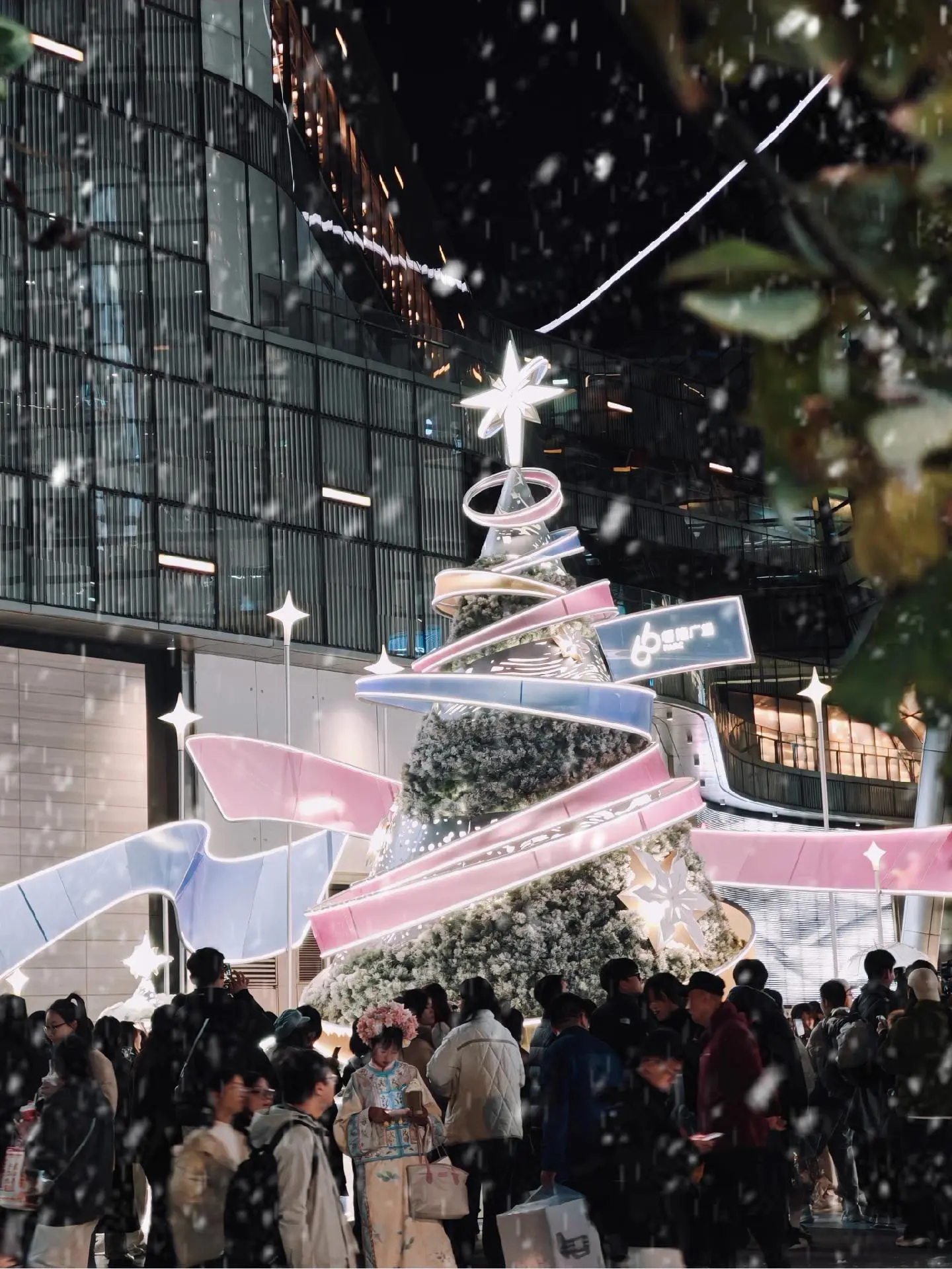 期待2024年的第一场雪，济南的圣诞氛围从恒隆广场前的这棵圣诞树开始