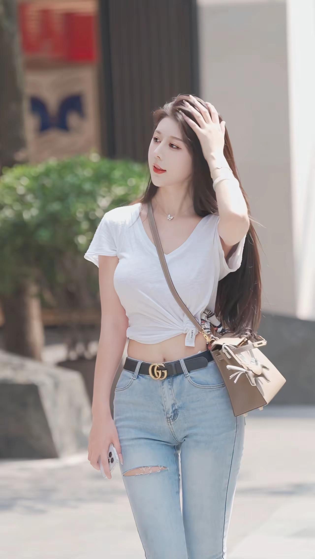 夏日街头清爽随拍
阳光好的午后，在街头随便逛逛，风一吹，连头发丝都透着股松弛劲儿