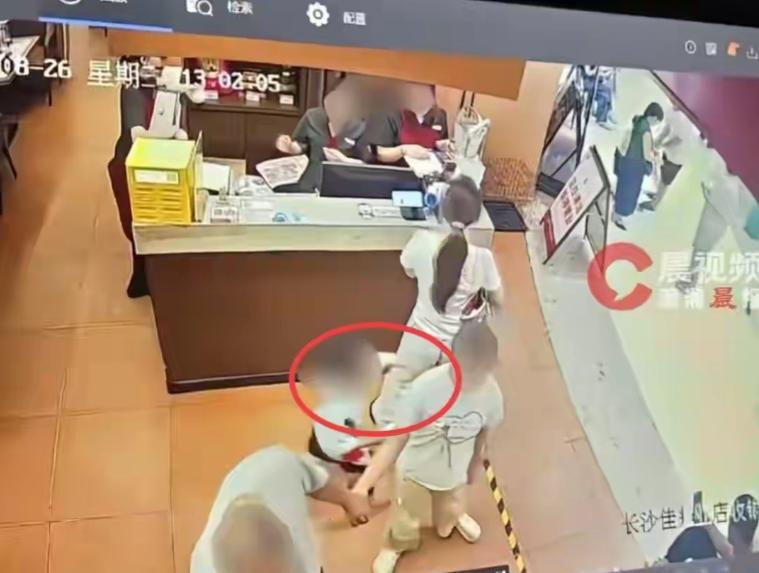 一个4岁孩子手里的玩具枪，在餐厅过道里轻轻蹭过一个陌生女人的臀部，整个过程不到一
