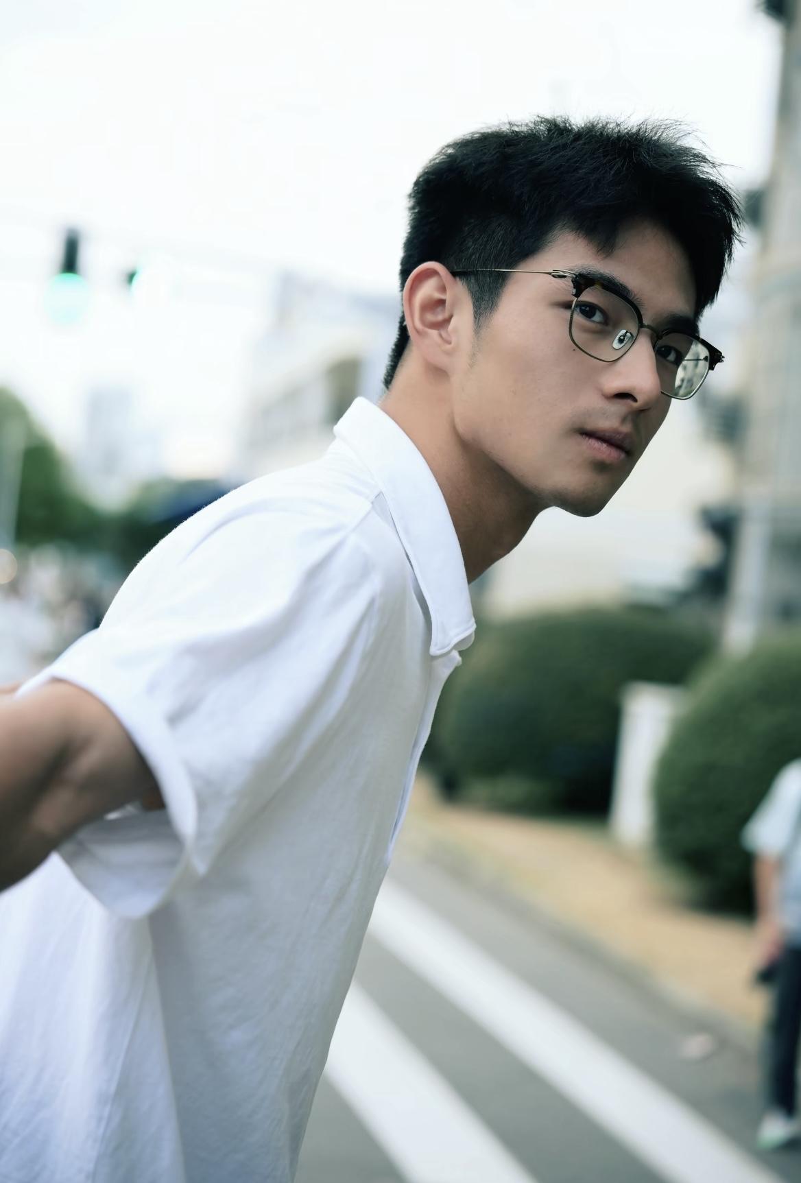男人如何保养才能显年轻呢？

1、每天刮胡子，一个月两次理发。
干净清爽，比堆名