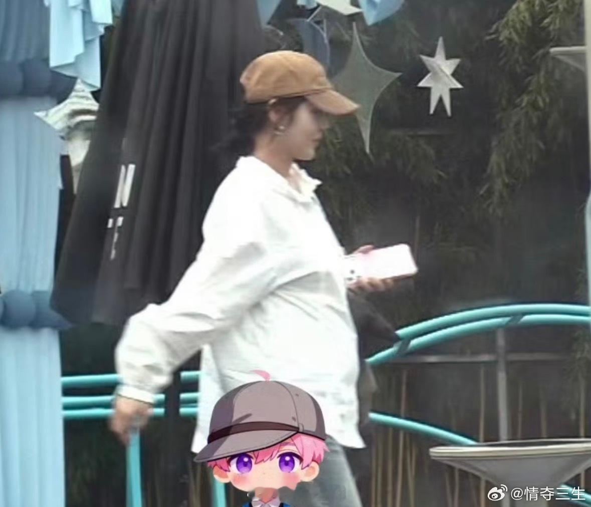 张佳宁挺孕肚办事 反观某位女星，从怀孕到生子肚子平平却声称自己没代孕 ​​​