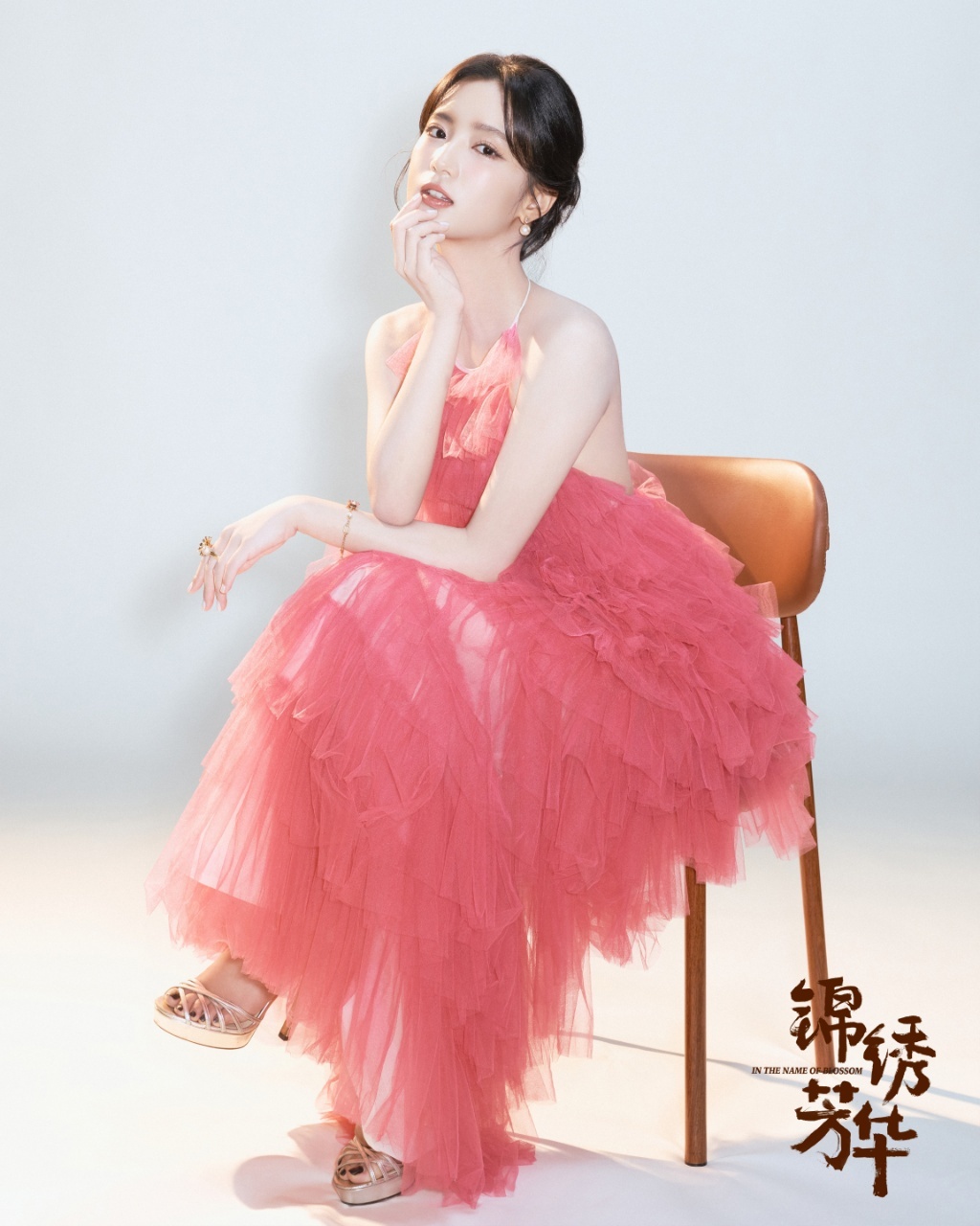 张雅钦爱恨嗔痴怨念写真真的有被这组写真中的美貌震撼！穿着嫣红纱裙，配合精致盘发，