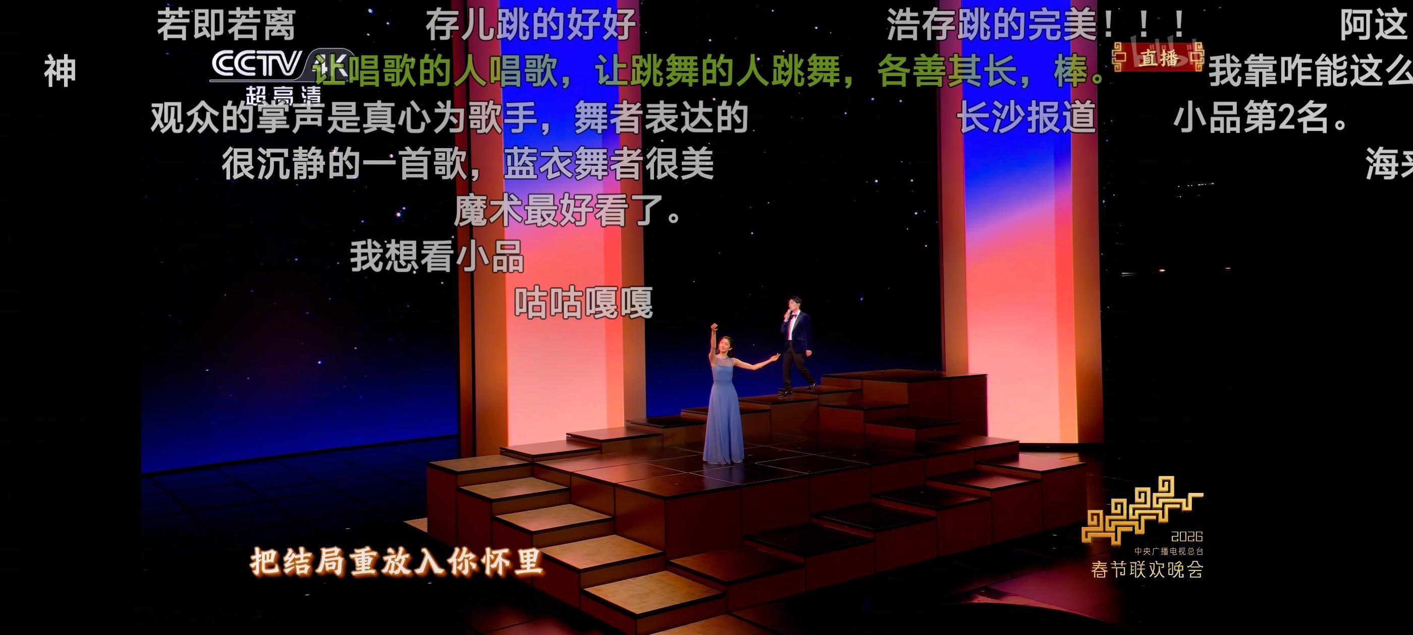 70后过年VS00后过年哈哈，那差距可太大了，差30多年啊，那时候一大家子人一起