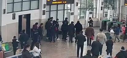 【春运归途突发疾病海宁民警教科书式救人】近日，海宁火车站候车室内，一名男旅客突然