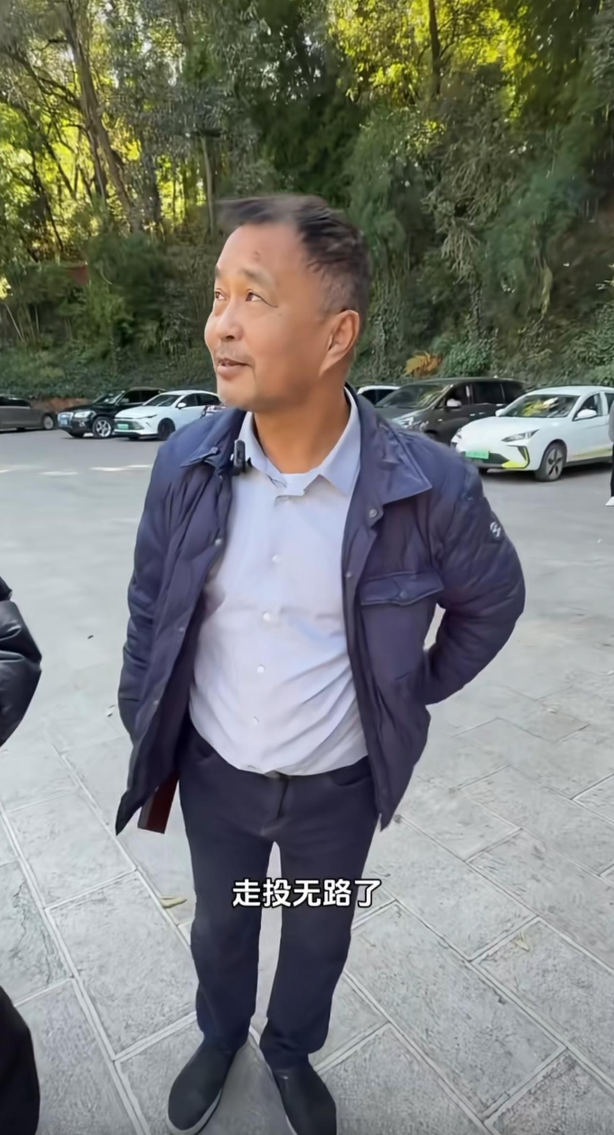 沈巍说他走投无路了，只好来参拜佛祖了，他和一行人来到了云南筇竹寺，但寺庙禁止拍摄