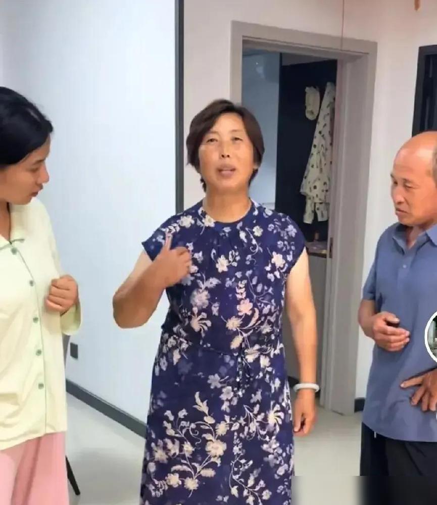 当初傻大妮和农哥轮番把儿媳夸上天，说是“在编老师”，家里文化最高的，聪聪娶了她都