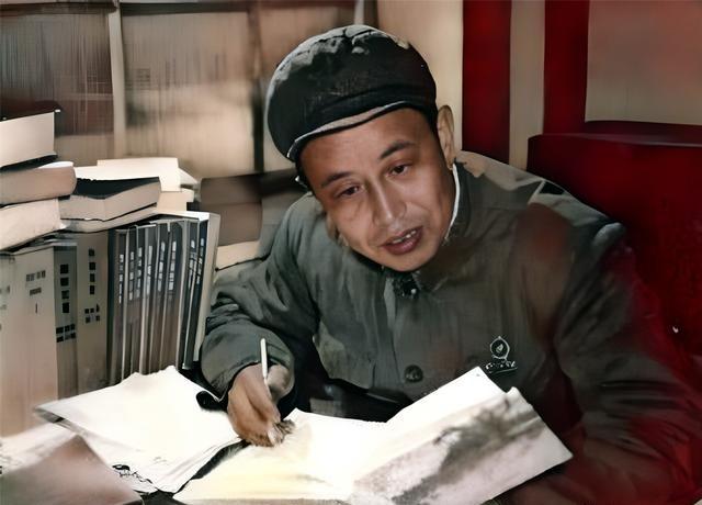 这位伏案读写的解放军战士正是六七十年代叱咤全国的战士作家高玉宝。高玉宝从放猪娃到