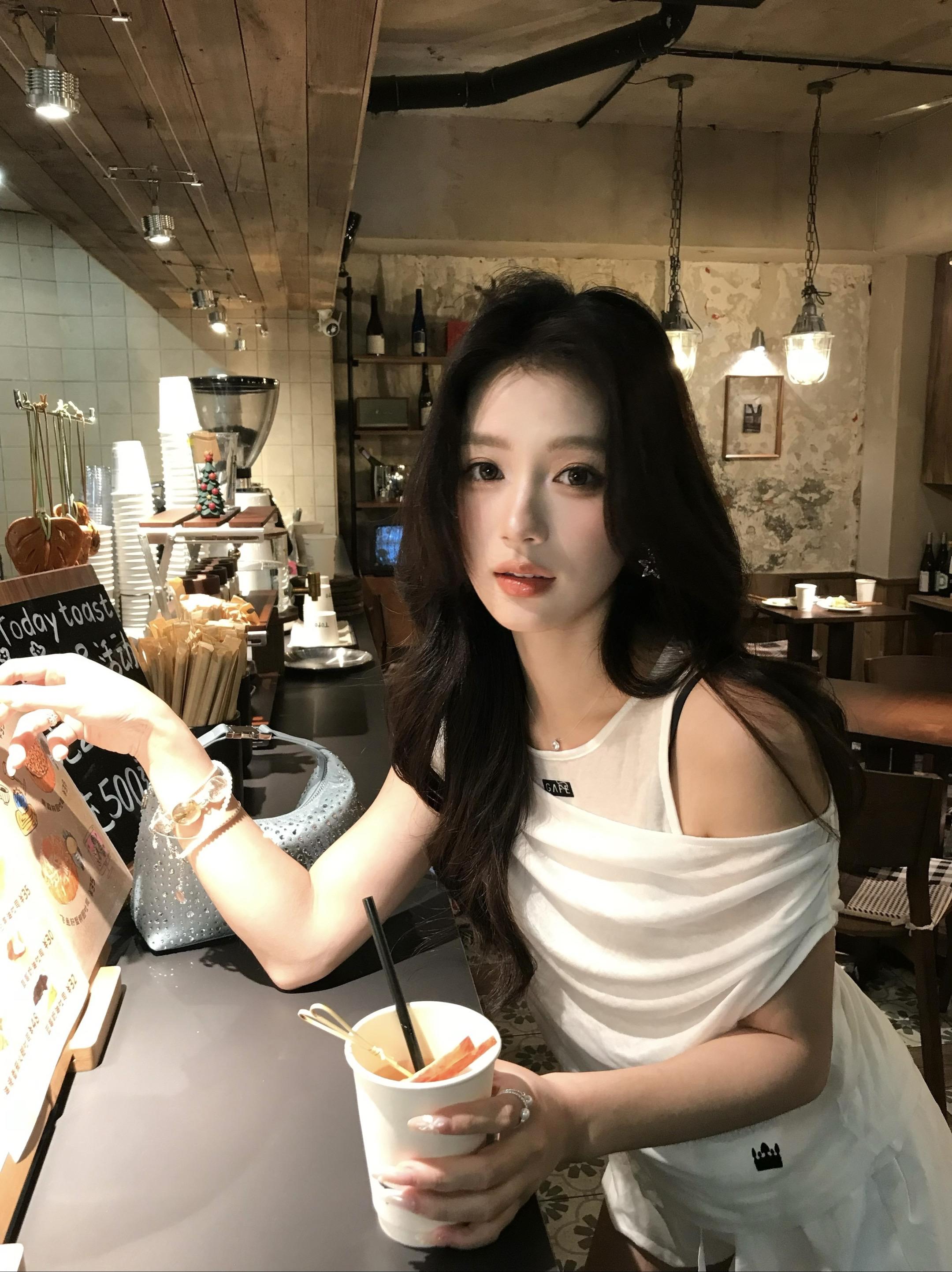 🐾 半夜我感觉眼尾痒痒的，以为又是泪水，睁开眼才发现是你软软的发梢