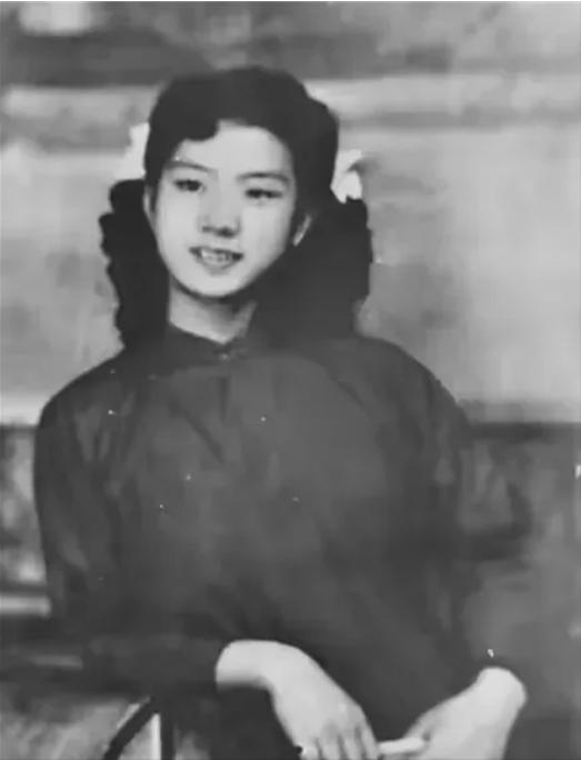[微风]1949年，特务头子毛森，抓捕了一个交际花小姐，审讯时，毛森用刀划开她的