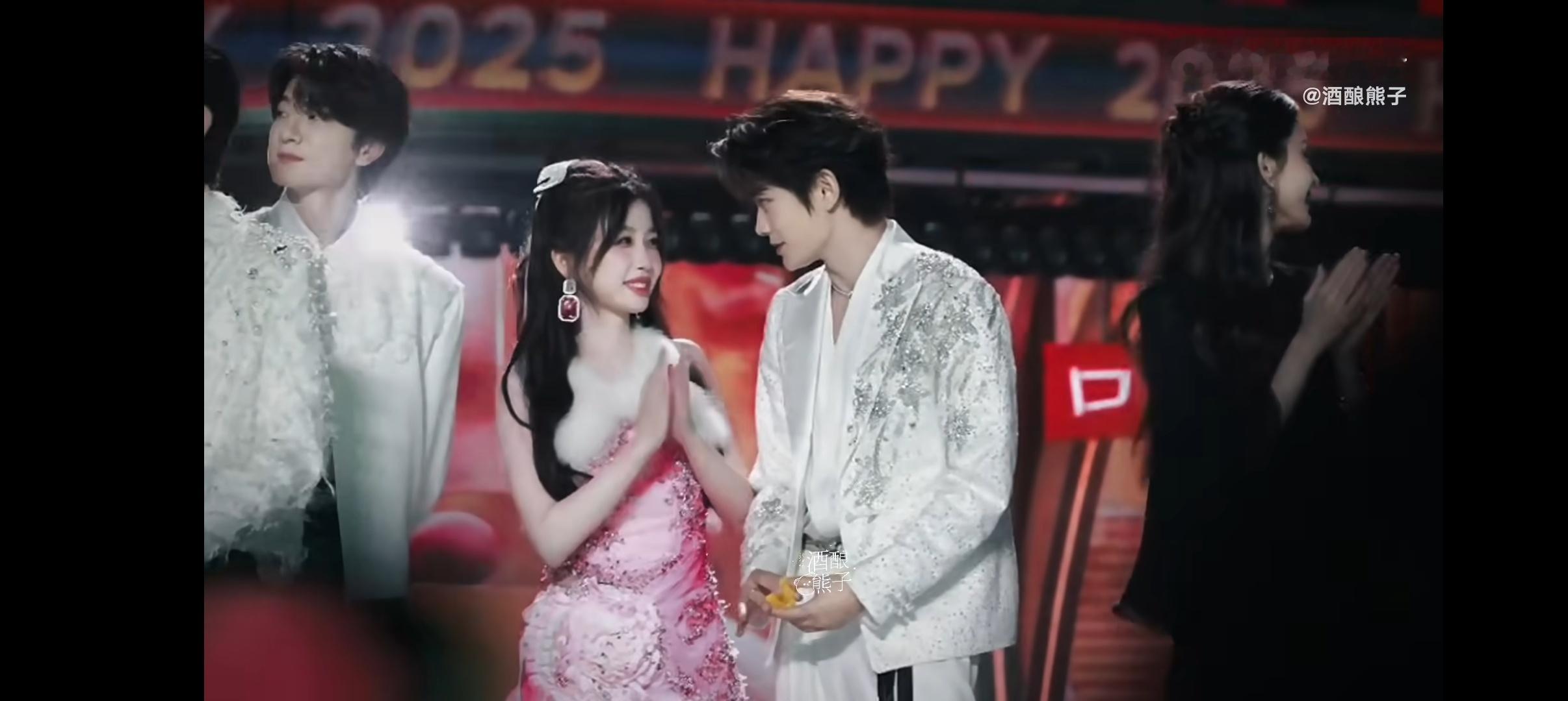 虞书欣丁禹兮你俩在说什么  虞书欣丁禹兮跨年在台上说小话，笑得好开心，虞书欣还笑