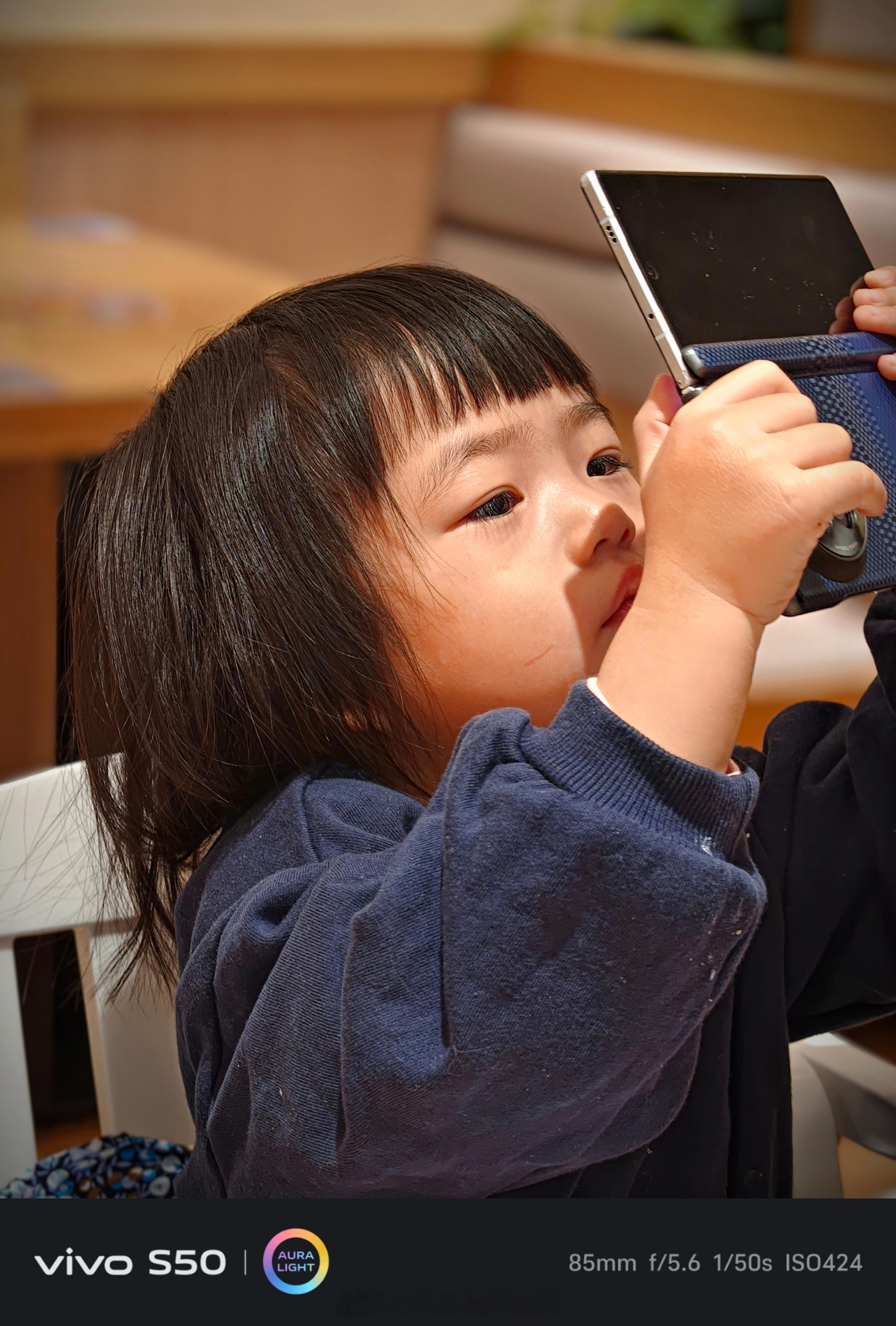 小家伙现在已经习惯拿着手机各种拍拍拍了……