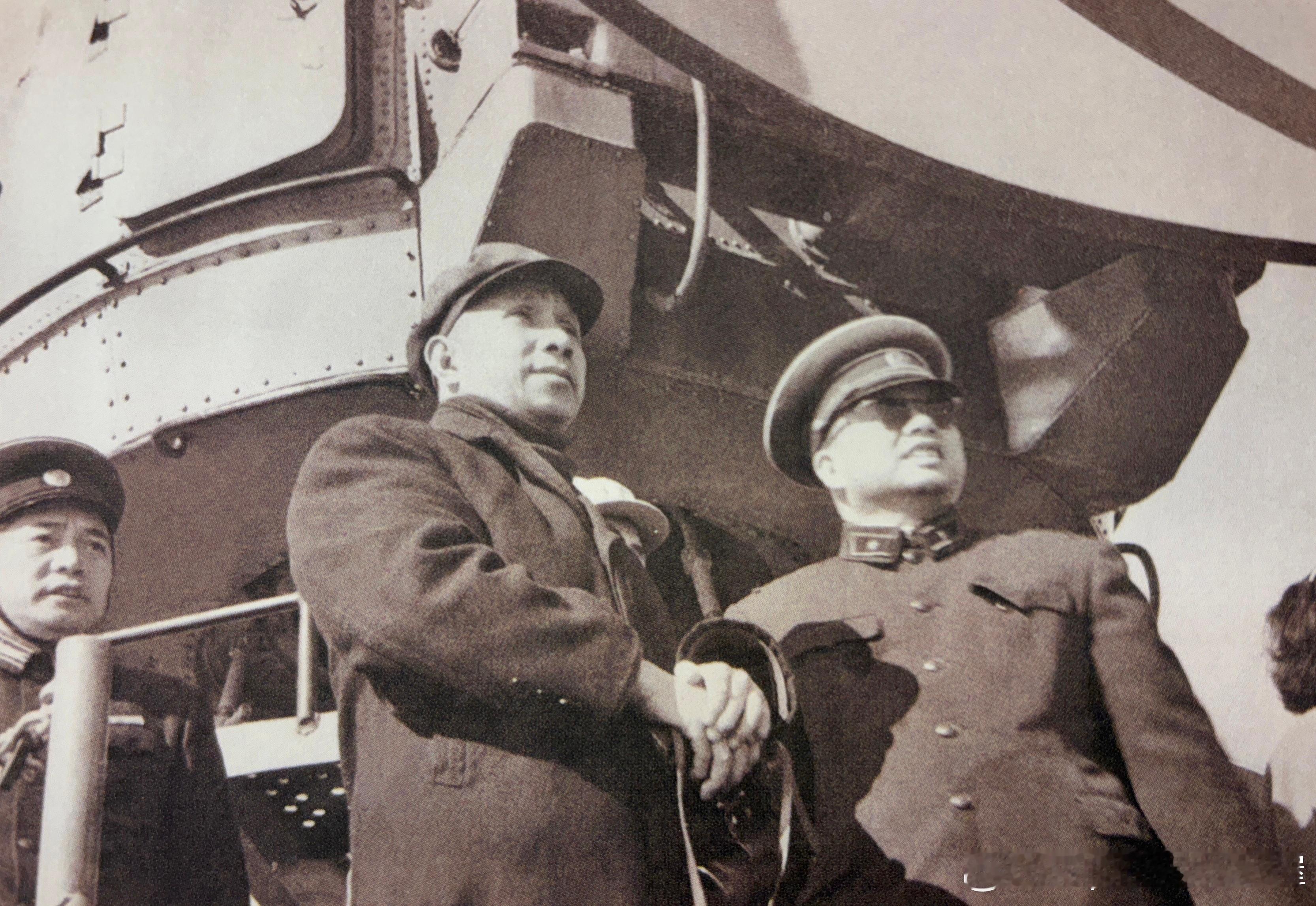1961年12月13日粟裕在舟山基地政委阙中一陪同下乘坐周口店号扫雷舰视察定海海
