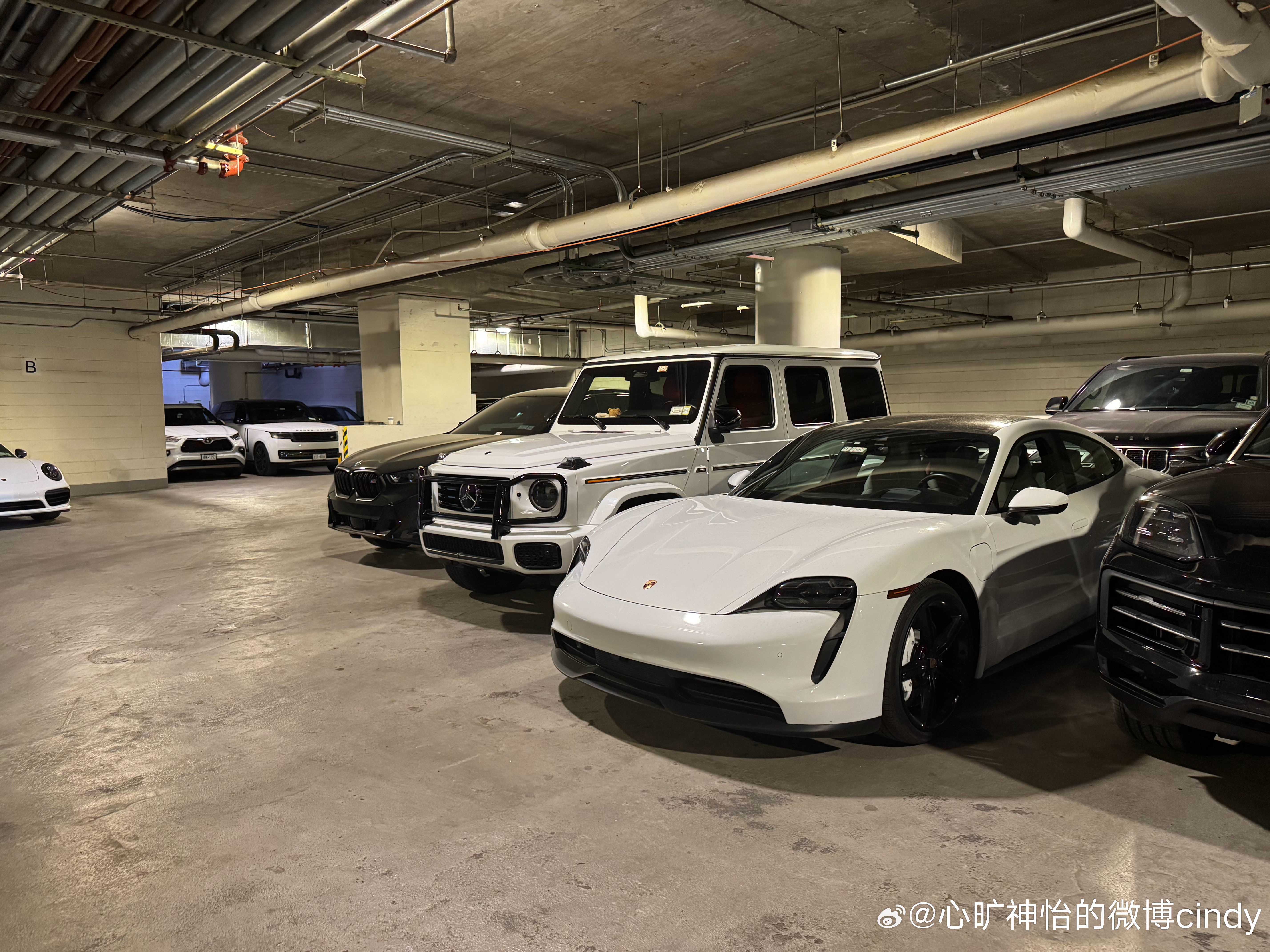 朋友曼哈顿公寓地下停车场，有人专职帮你停车。入口过道上也都停满了车。 美国·Ma