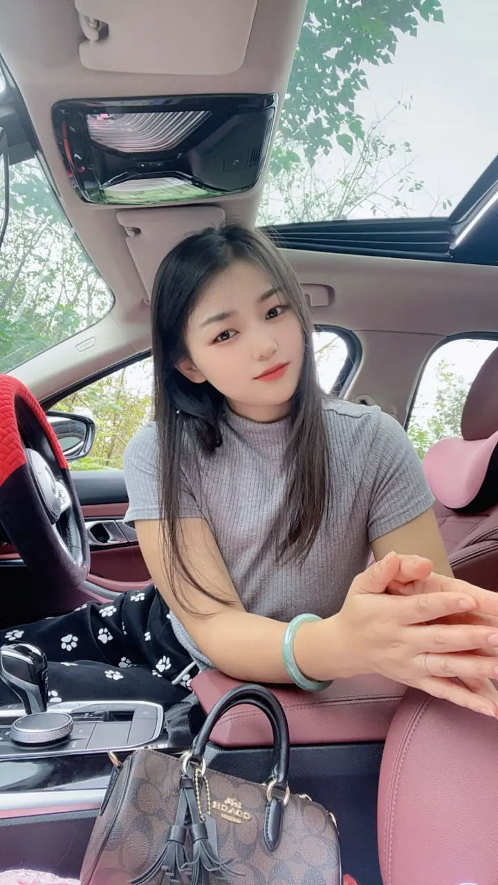 差点忘了我是个有趣的人 可我现在总是沉默 总是放空。”