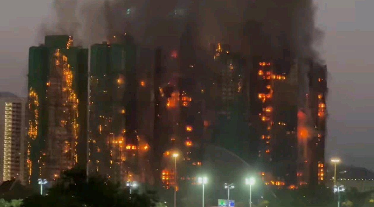 香港火灾 多栋楼目前都在烧