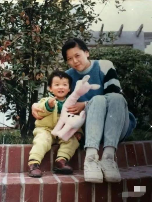 《花少7》热度持续攀升，最新放出的“花少团”童年照更是引发热议，大姐那英的童真、