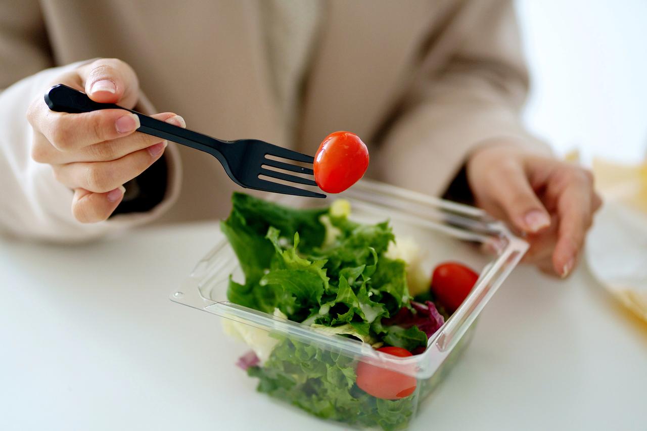 太寒心！某地一名女子嫌自己太胖，铁了心减肥，连续两个月三顿饭几乎只吃蔬菜、鱼肉和